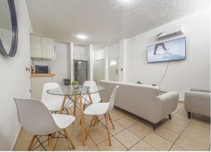 une cuisine et un salon avec une table et des chaises dans l'établissement Casa Balandra 2BR home downtown LPZ walk everywhere, à La Paz 7 autres photos