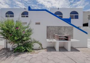 une ligne bleue sur le côté d'une maison blanche dans l'établissement Casa Balandra 2BR home downtown LPZ walk everywhere, à La Paz