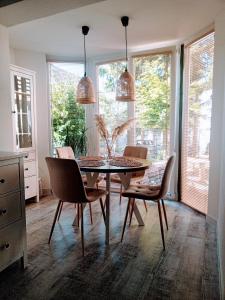 a dining room with a table and chairs at Apartament w Morskim Stylu in Ustka