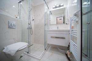 Koupelna v ubytování Family Boutique Residence-Free Parking + 47 fotografií