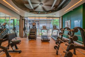 Phòng/tiện nghi tập thể dục tại 2BR Roosevelt Row Gym Pool Parking Sleeps 8