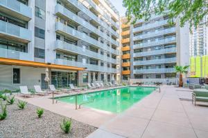 Hồ bơi trong/gần 2BR Roosevelt Row Gym Pool Parking Sleeps 8