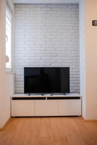 Φωτογραφία από το άλμπουμ του Lihnidos Home, COZY Neer Lake 1BD, Wi-Fi, AC στην Οχρίδα