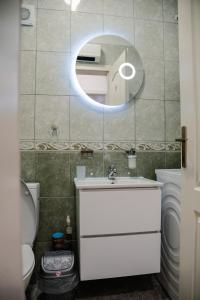 オフリドにあるLihnidos Home, Neer Lake Apartment, ACの洗面台、鏡、トイレ付きのバスルーム +76枚の写真