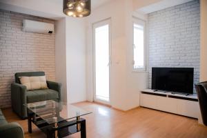 オフリドにあるLihnidos Home, Neer Lake Apartment, ACのリビングルーム(ソファ、テーブル、テレビ付)