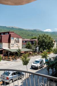 オフリドにあるLihnidos Home, Neer Lake Apartment, ACの駐車場の通りの景色