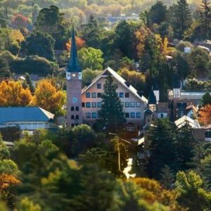 Un gran edificio con un campanario en el centro de una ciudad. en HolaViajerosVGB, en Villa General Belgrano