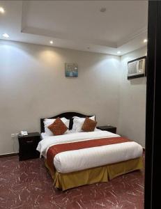 a bedroom with a large bed in a hotel room at فيو بلس للشقق المخدومة in Khamis Mushayt