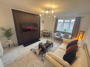 Posezení v ubytování Luxury 2 Bedroom Apartment + 10 fotografií