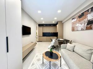 een woonkamer met een bank en een tafel bij Avenue Boutique Luxury N4 in Chişinău