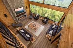 einen Blick über ein Wohnzimmer mit Möbeln in der Unterkunft Skyfall Lodge by American Patriot Getaways in Park Settlement