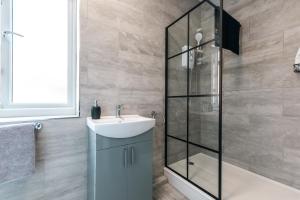 a bathroom with a sink and a shower at Shirley 2 Bed Apartment in Southampton +26 photos