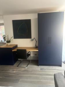 オックスフォードにあるOxford Garden Luxury Studioのデスクと椅子が備わるオフィス、キャビネット