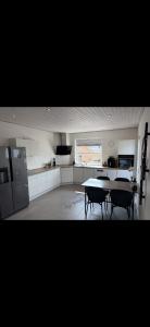 Una cocina con una mesa y sillas en una habitación. en Hvidbo, en Vordingborg