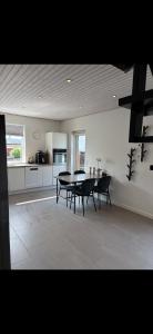 Una cocina con una mesa y sillas en una habitación. en Hvidbo, en Vordingborg