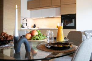 a kitchen with a glass table with fruit and a drink at L'angolo di Fonteno in Fonteno