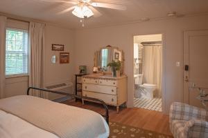 Katil atau katil-katil dalam bilik di LMI -14- Glenn Falls Room: Summers Dream