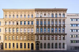 ein reich verziertes Gebäude vor zwei Gebäuden in der Unterkunft MALIXA - Apartment in the heart of Vienna next to Metro in Wien