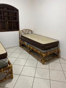 eine Matratze auf einem Bettrahmen in einem Zimmer in der Unterkunft Casa térrea em Caraguatatuba in Caraguatatuba