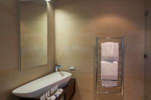 クイーンズタウンにあるVilla De Luxe, a Relax it's Done luxury holiday homeのバスルーム(バスタブ、シンク、タオル付) +17枚の写真