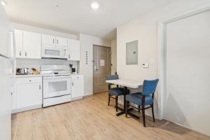 Η κουζίνα ή μικρή κουζίνα στο Simplicity At The Rim 1215 I Spacious 1 Bed 1 Bth