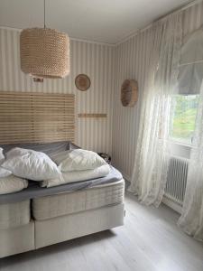 奥莫尔Villa Fredsstigen的一间卧室，里面有一张床和一扇窗户。