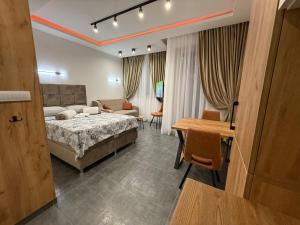 Un dormitorio con una cama, un sofá y una mesa. en Time Out Studio Apartman, en Divčibare