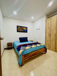a bedroom with a bed in a room at Apartamento Privado en Jardin, Programación de Tours y Mas in Jardin