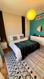 a bedroom with a large bed and a green wall at مارينا موج البحر غرفتين اطلاله بحريه عوائل فقط Marina sea waves in King Abdullah Economic City
