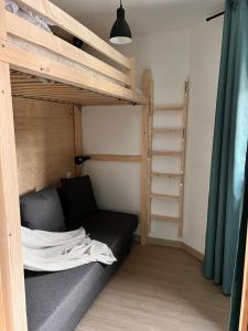 1 dormitorio con litera y sofá negro en Joli studio hypercentre, en Les Carroz d'Araches 7 fotos más