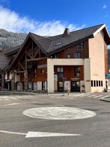 Un estacionamiento vacío frente a un edificio en Joli studio hypercentre, en Les Carroz d'Araches