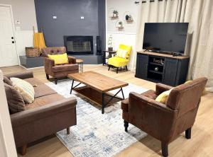 a living room with furniture and a flat screen tv at Raider Retreat-Your TTU Basecamp in Lubbock