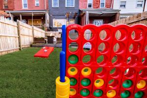 Zona de juegos infantil en Luxurious Mt Washington Home with King Bed
