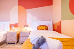 Giường trong phòng chung tại Fun Themed Home With Games and Cowboy Pool
