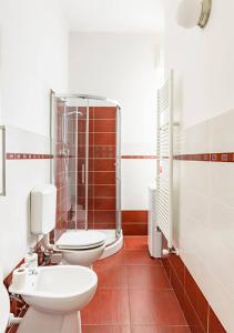 a bathroom with two toilets and a shower at Indipendent Studio Apartment near metro - Monolocale indipendente vicinissimo metro in Collegno +16 photos
