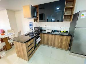 eine Küche mit Spüle und Herd oberen Backofen in der Unterkunft Perfecto Apartamento Vacacional in Santa Cruz de la Sierra