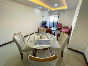 ein Esszimmer mit Tisch und Stühlen in der Unterkunft Perfecto Apartamento Vacacional in Santa Cruz de la Sierra + 4 Fotos