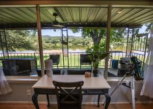 Μπαλκόνι ή βεράντα στο Llano River Retreat w Game Room & Kayaks