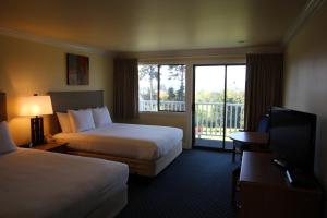 Postel nebo postele na pokoji v ubytování Anacortes Ship Harbor Inn