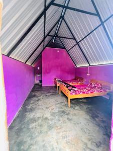 Katil atau katil-katil dalam bilik di Mawphanlur Hillside Guesthouse