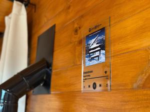 un interruptor de luz en una pared con una foto en ella en RIO-ABAJO Cabañas frente al RIO MELIQUINA, en Villa Meliquina