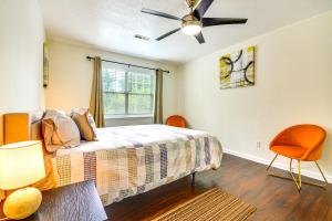 En eller flere senge i et værelse på Condo 5 Mi to Midtown and UNC Greensboro