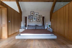 Postel nebo postele na pokoji v ubytování A Large Cotswold Country Retreat + 51 fotografií