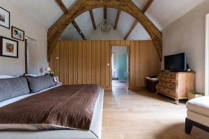 TV a/nebo společenská místnost v ubytování A Large Cotswold Country Retreat