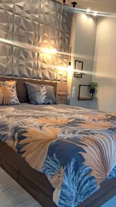 um quarto com uma cama grande com uma cabeceira grande em Къща за гости Рилски чардак em Sapareva Banya mais 40 fotografias