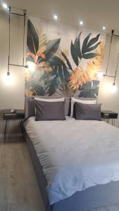 um quarto com uma cama grande e uma pintura na parede em Къща за гости Рилски чардак em Sapareva Banya