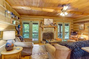Χώρος καθιστικού στο Drifting Feather Mountain Cabin Waterfront Deck