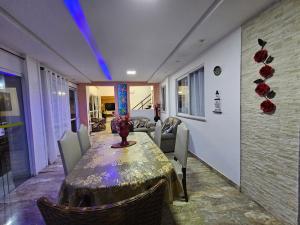 ein Esszimmer mit Tisch und Stühlen in der Unterkunft Casa de Praia Planeta Guarajuba in Guarajuba