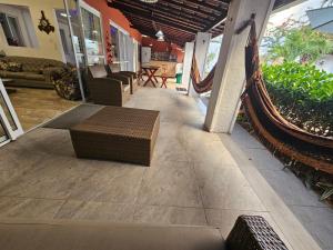 ein Wohnzimmer mit einem Sofa und einer Bank in der Unterkunft Casa de Praia Planeta Guarajuba in Guarajuba