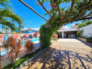 ein Gehweg vor einem Gebäude mit Pflanzen in der Unterkunft Casa de Praia Planeta Guarajuba in Guarajuba